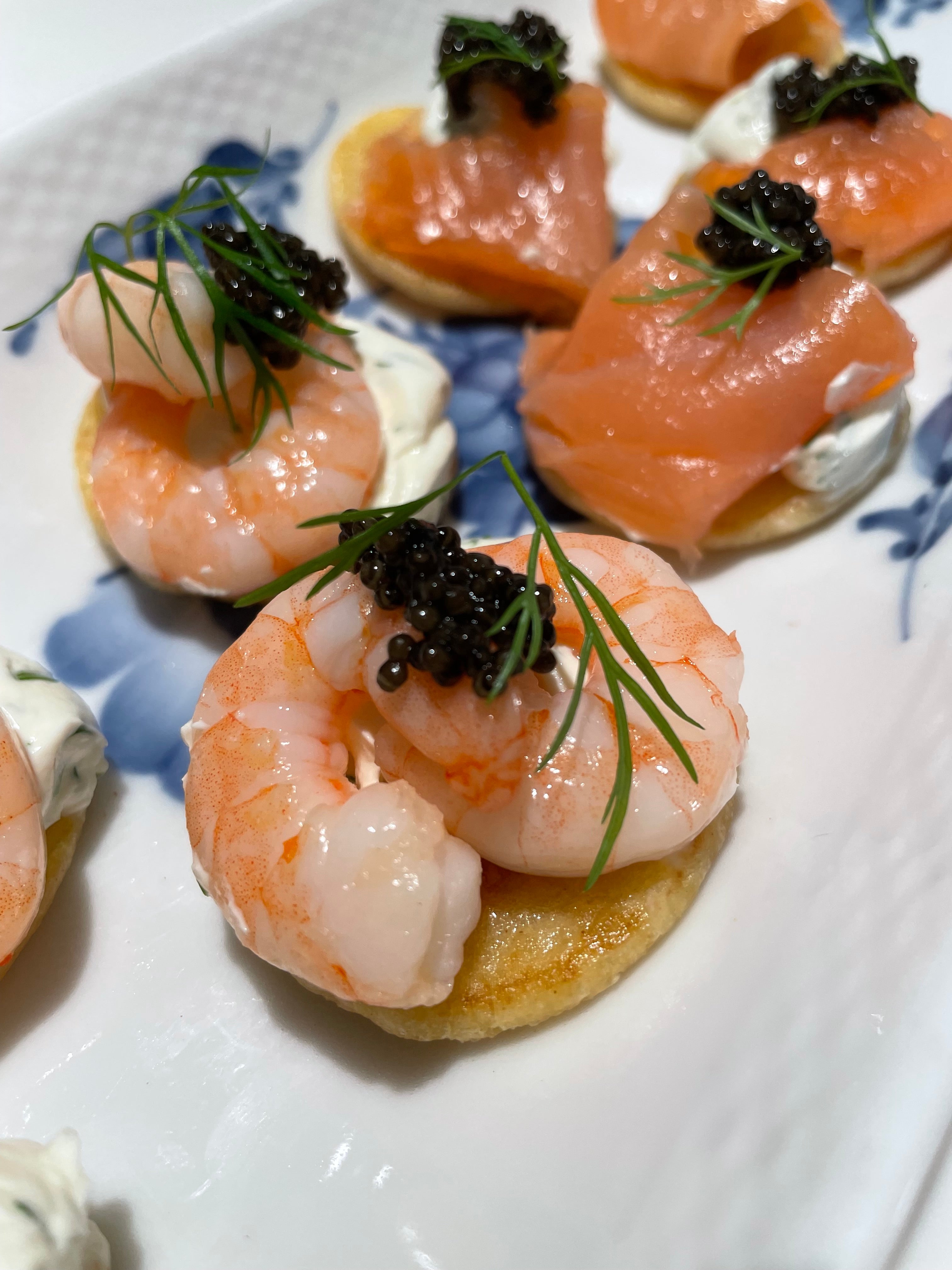 Blinis med urtecreme, rejer, laks og Caviar