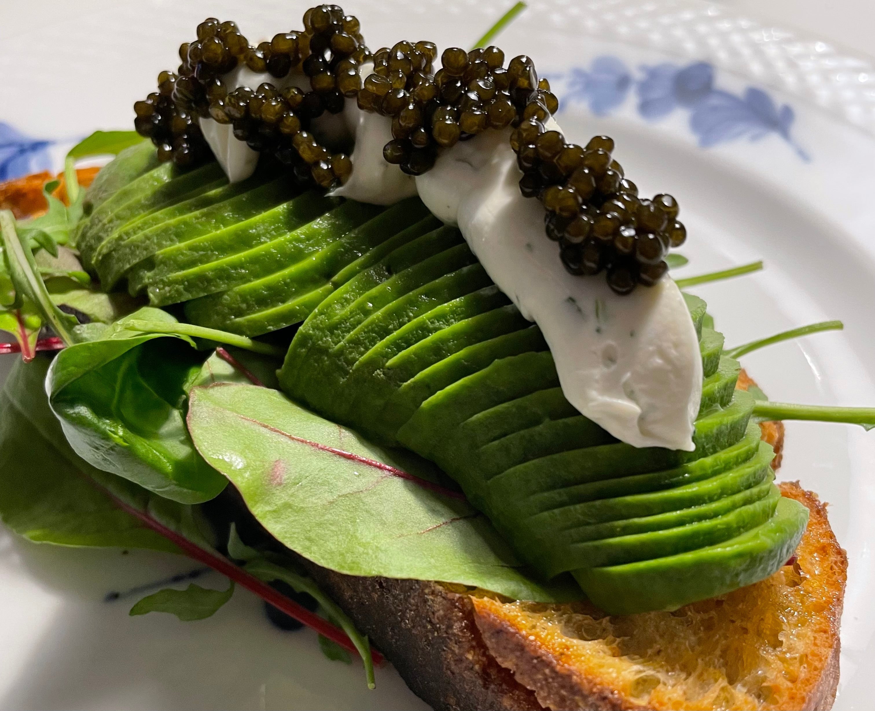 Ristet surdejsbrød med avokado og Caviar