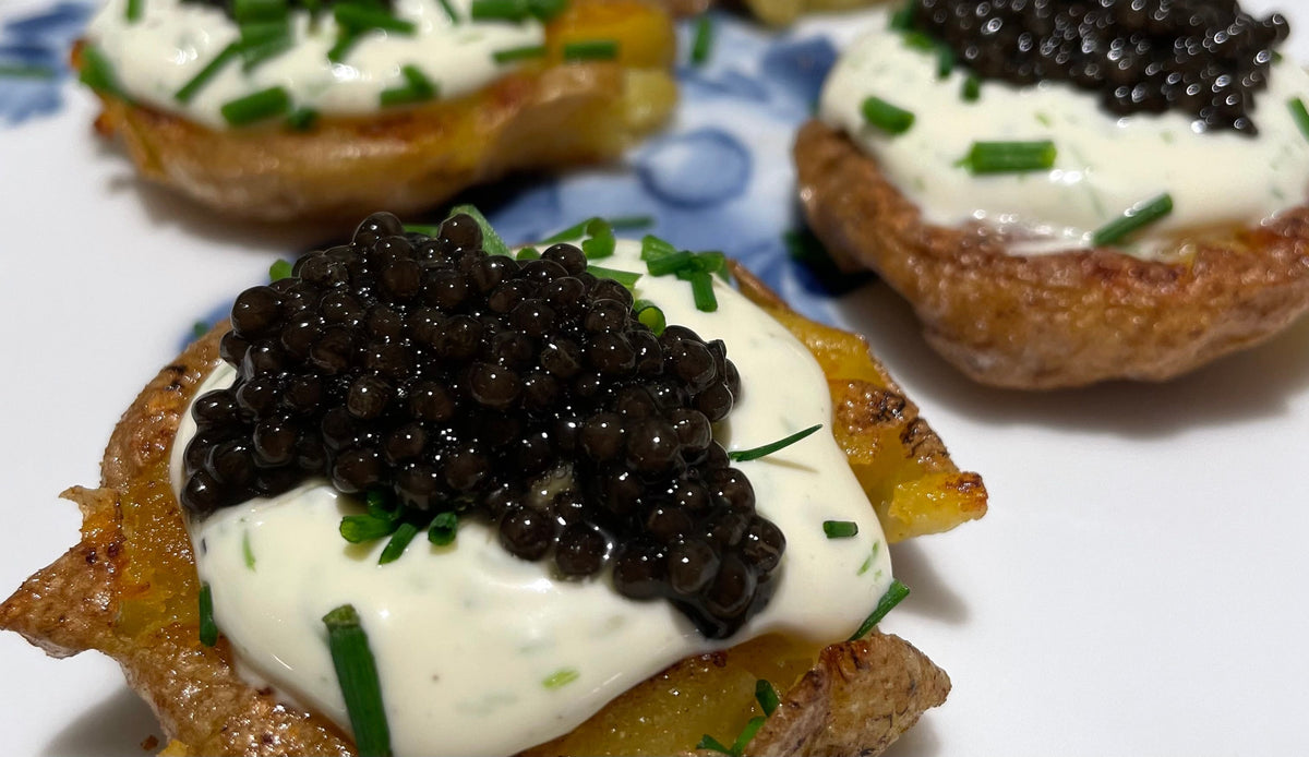 Små sprøde knuste kartofler med Caviar