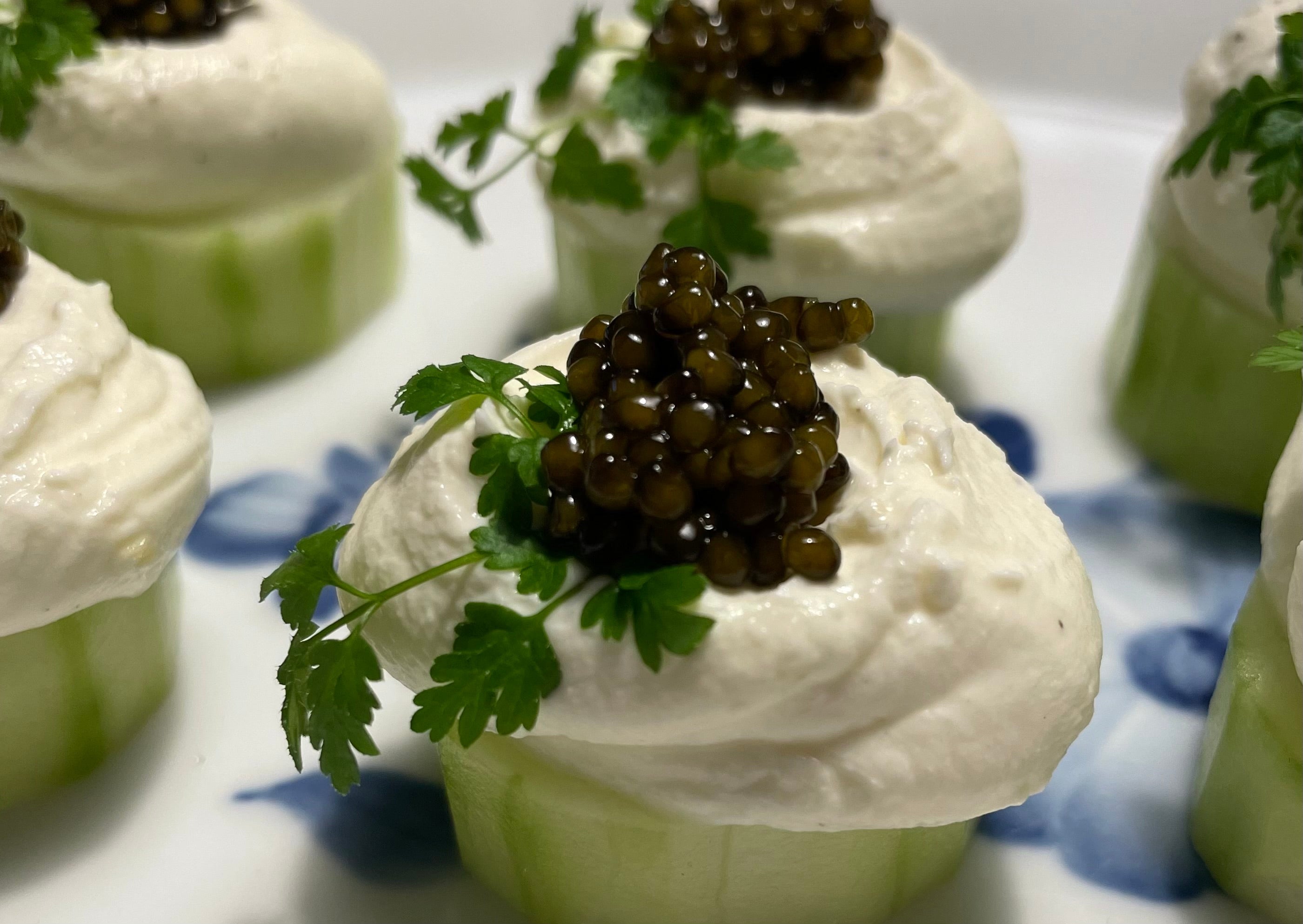 Agurkehapser med rygeostcreme og Caviar