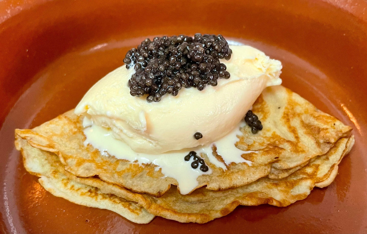 Pandekager med brunet smør, vaniljeis og Baerii Caviar