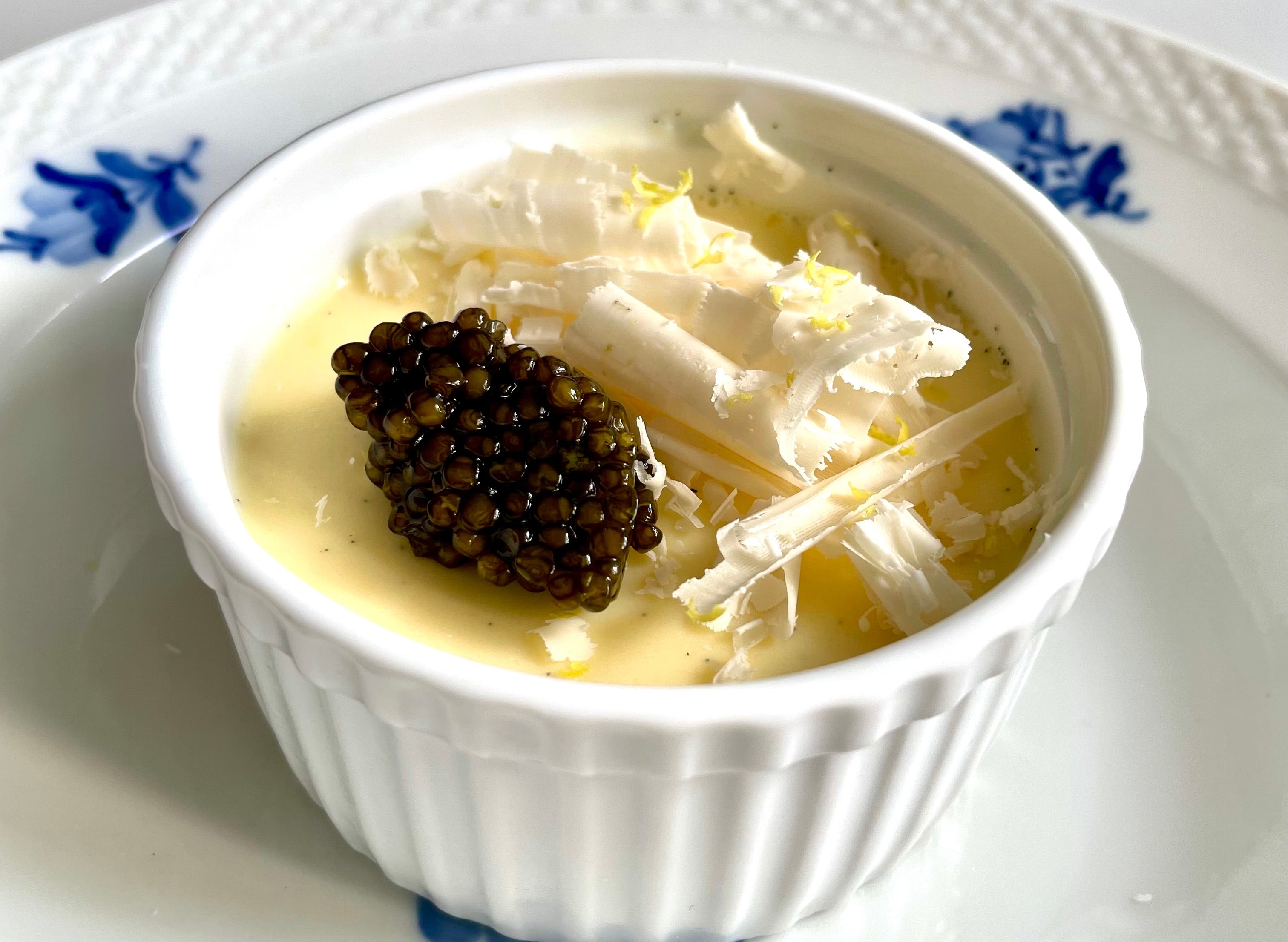 Vanilje Panna Cotta med lime, hvid chokolade og Caviar