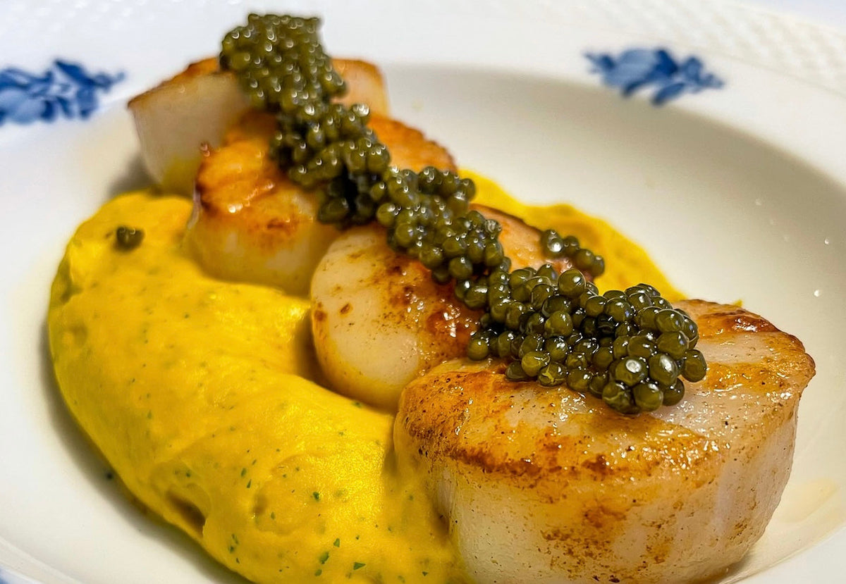Kammuslinger på græskarpuré med Classic Caviar