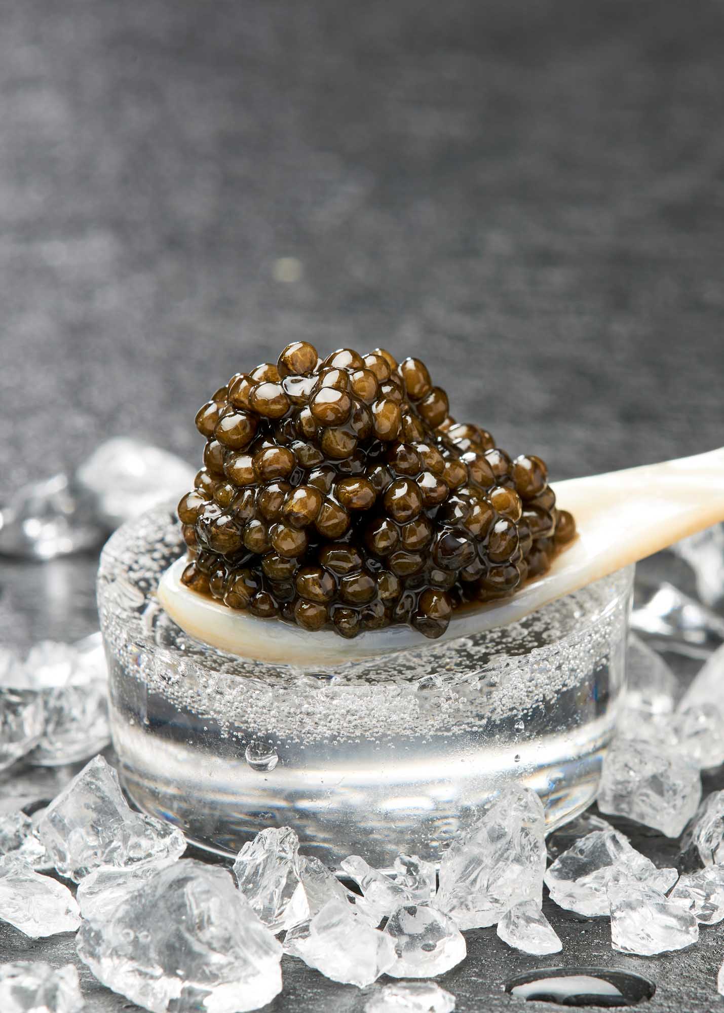 Baerii Caviar med sine mørke gyldne korn på en perlemorske