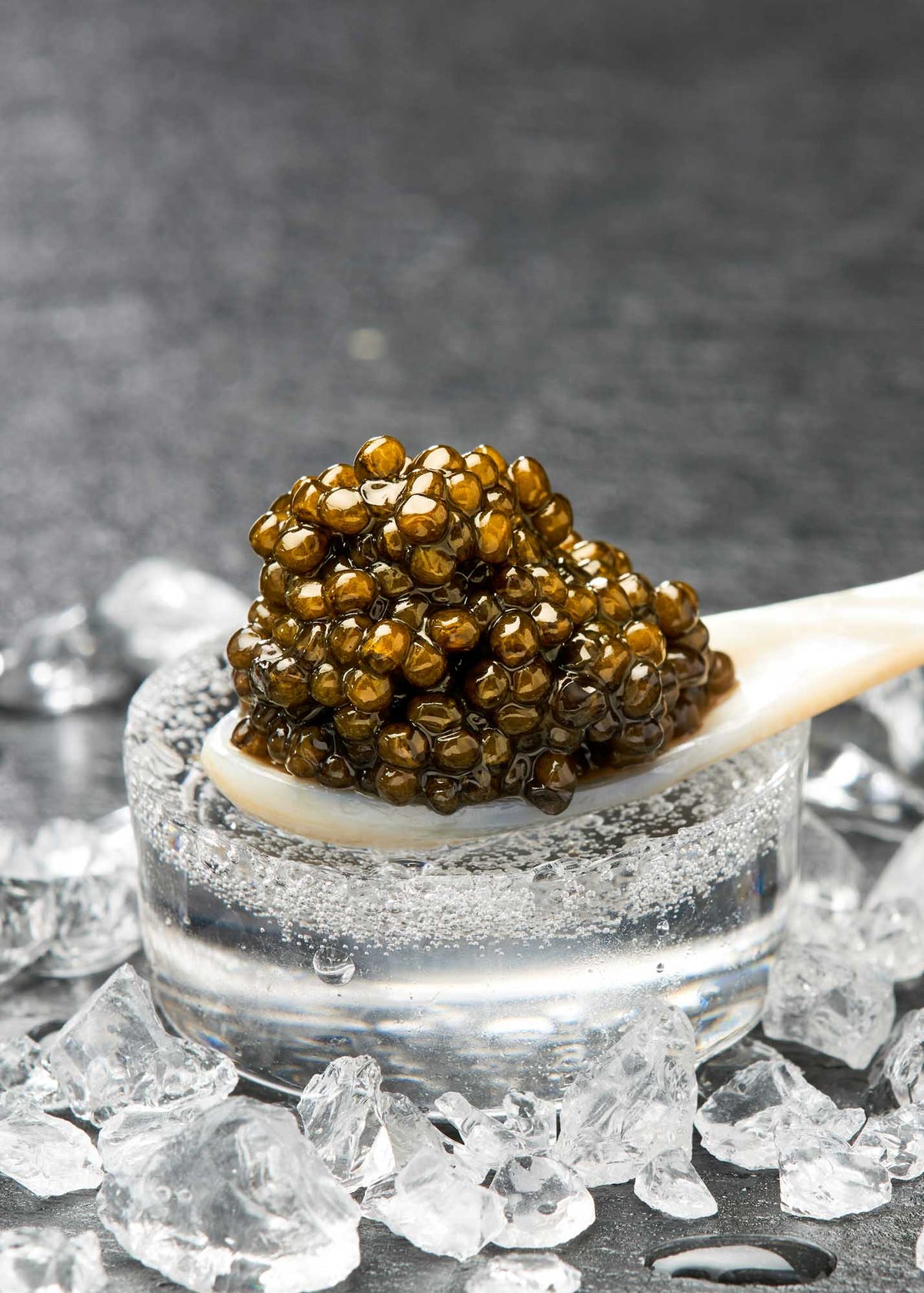 Classic Caviar med sine brune gyldne kort på en perlemorske 