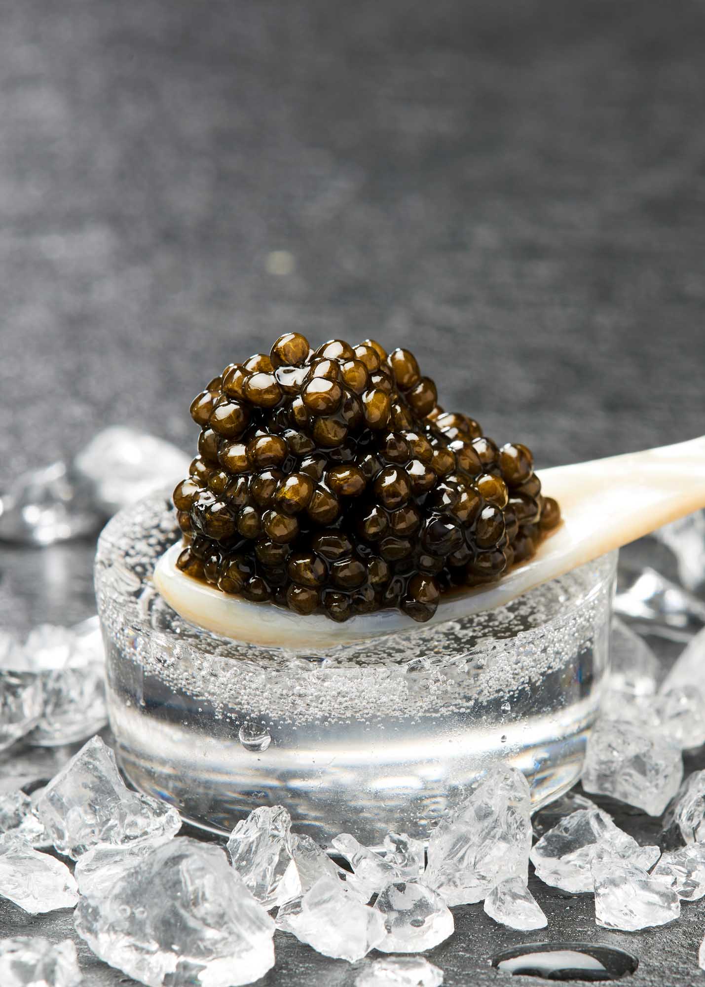 Ossetra Dark Caviar med sine brune fine korn på en perlemorske