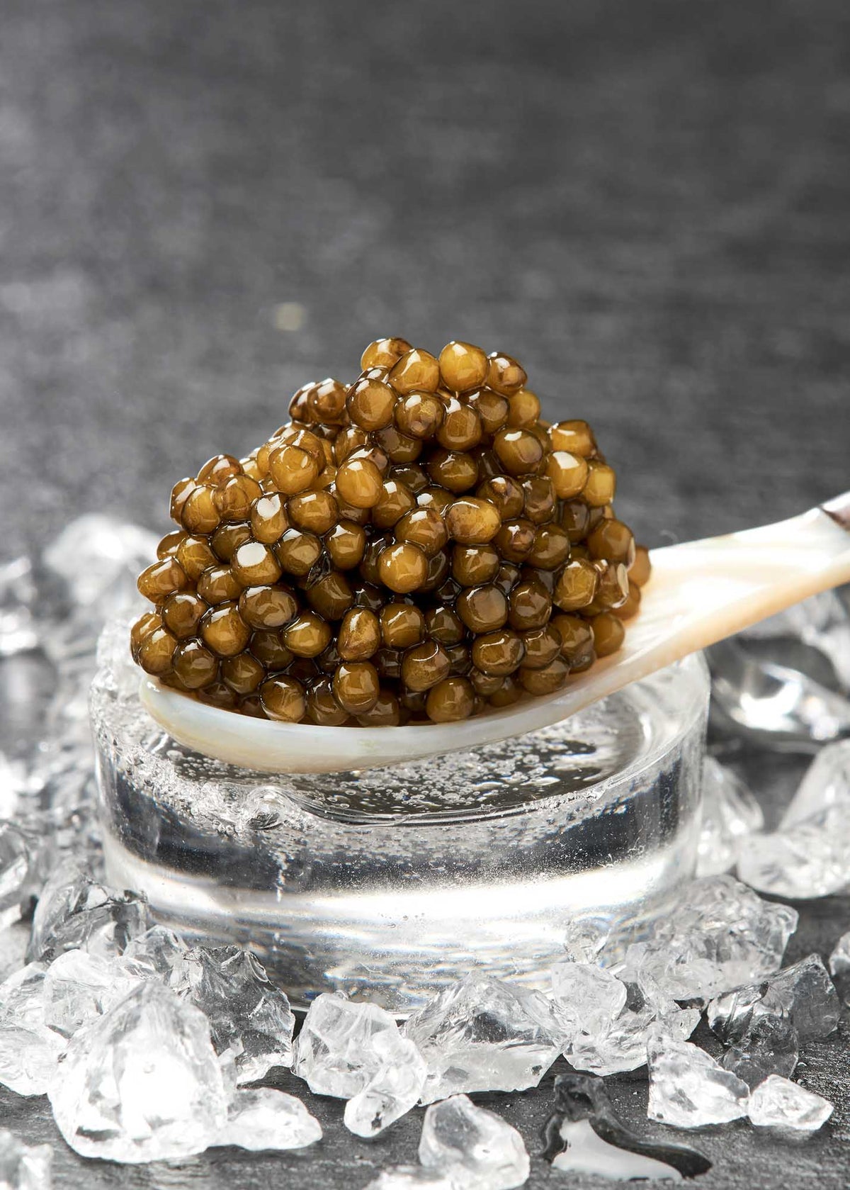 Selection Caviar med sine store gyldne korn på en perlemorske